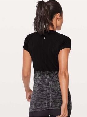 Sold /// Women’s Swiftly Tech Short Sleeve Crew